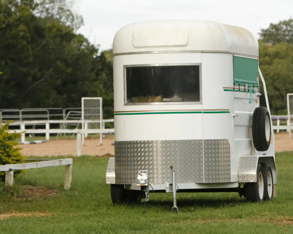 horse trailer rental guide on equestrianbootsandbridles.com